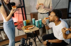 man eating pizza refuses drugs